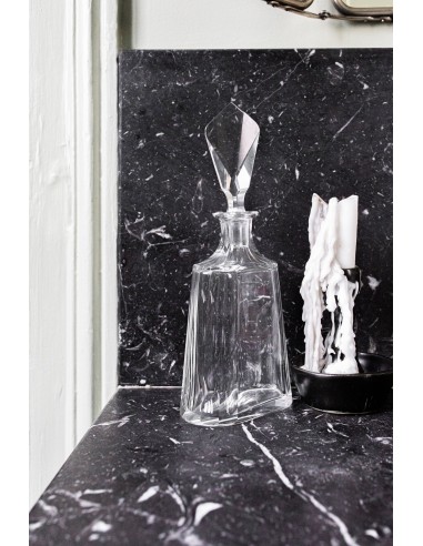 Faceted Vanity bottle with Beveled rembourrage situé sous