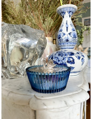 Blue Glass Box with Swan Top de la marque