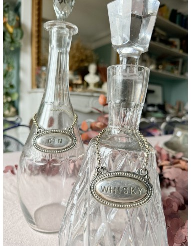 Pair of Antique Silver-Plated Decanter Labels – Gin & Whisky l'évolution des habitudes 